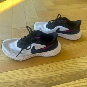 NIKE RUNNING / PICKLEBALL SHOES -6.5